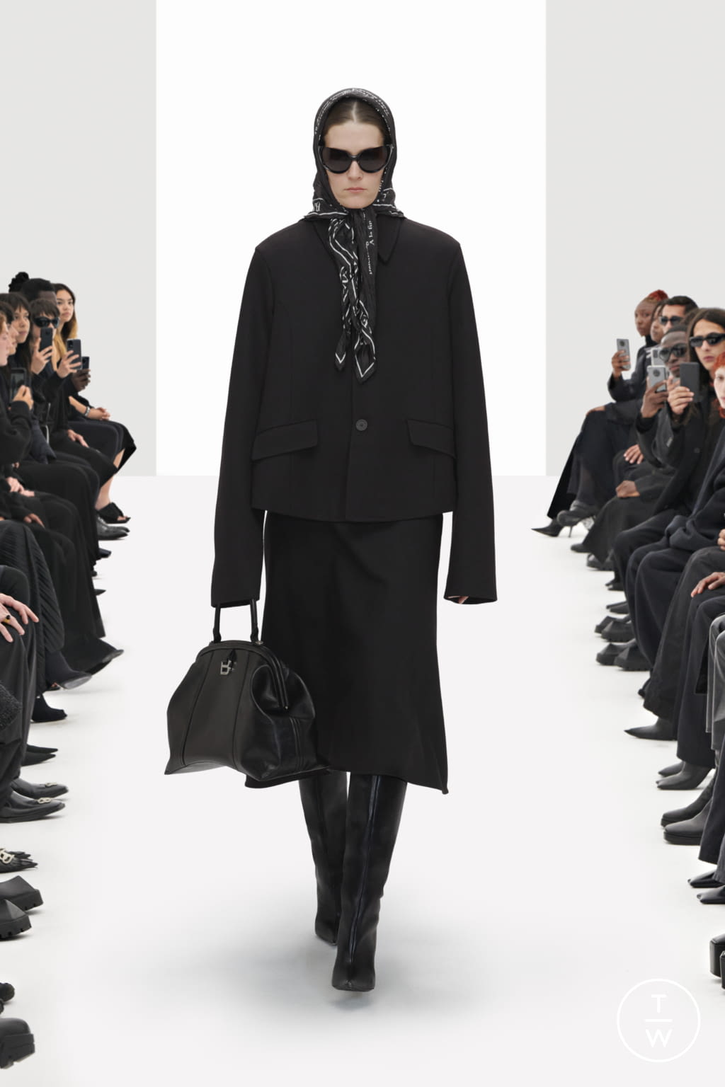 Fashion Week Paris Resort 2022 look 17 from the Balenciaga collection womenswear