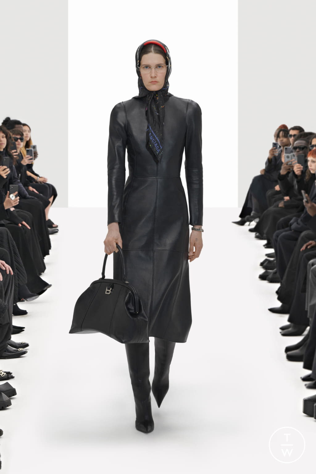 Fashion Week Paris Resort 2022 look 19 from the Balenciaga collection womenswear