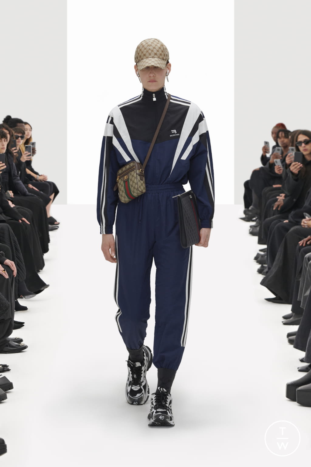 Fashion Week Paris Resort 2022 look 20 from the Balenciaga collection womenswear