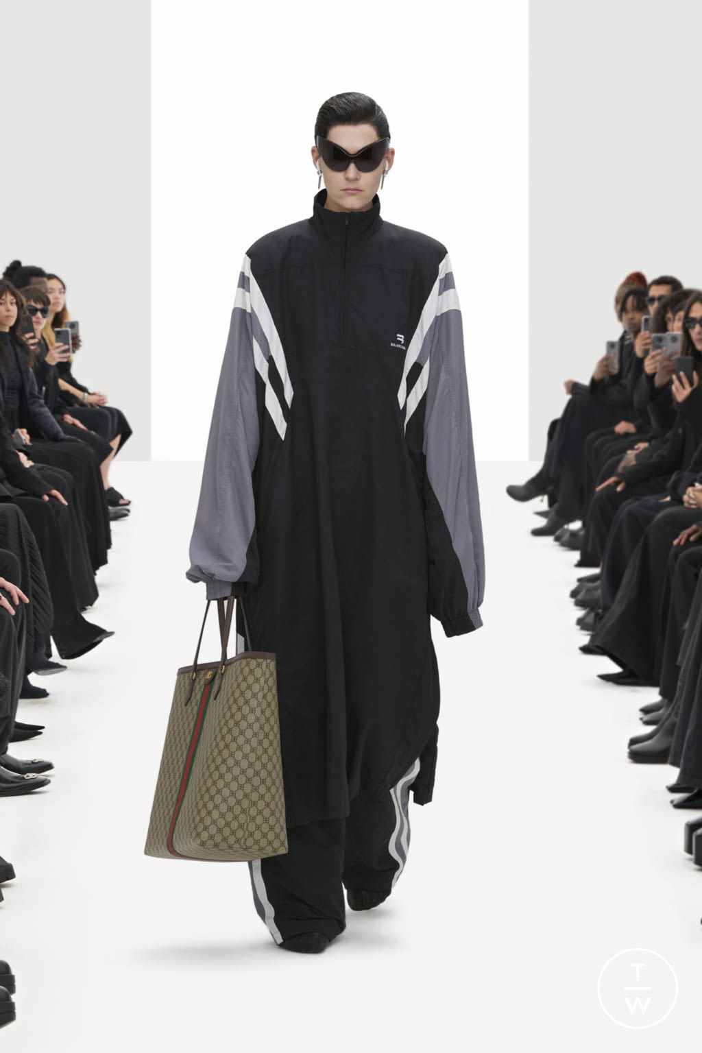 Fashion Week Paris Resort 2022 look 22 from the Balenciaga collection womenswear