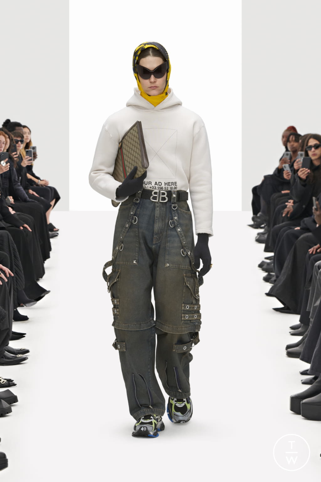 Fashion Week Paris Resort 2022 look 23 de la collection Balenciaga womenswear