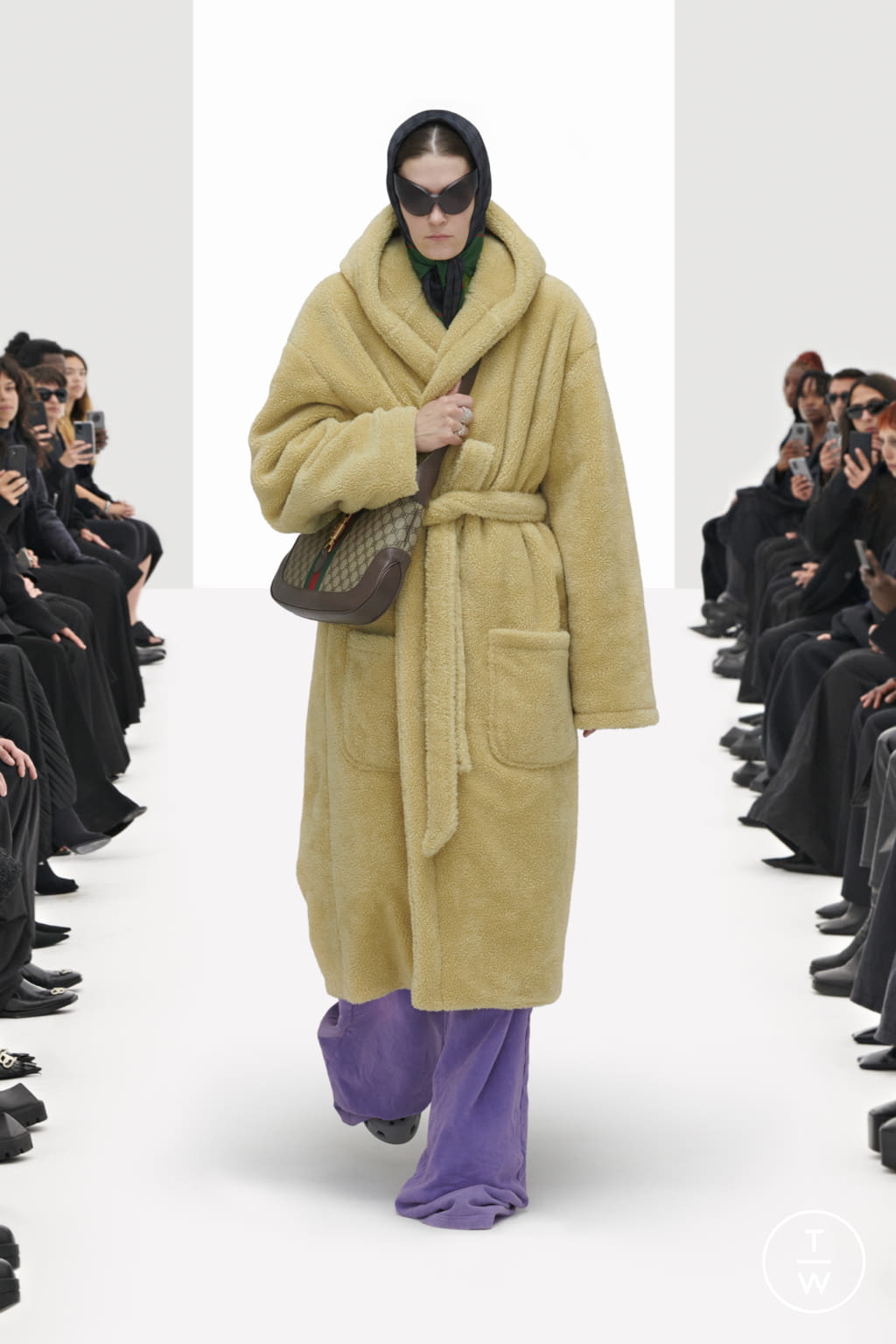 Fashion Week Paris Resort 2022 look 24 de la collection Balenciaga womenswear