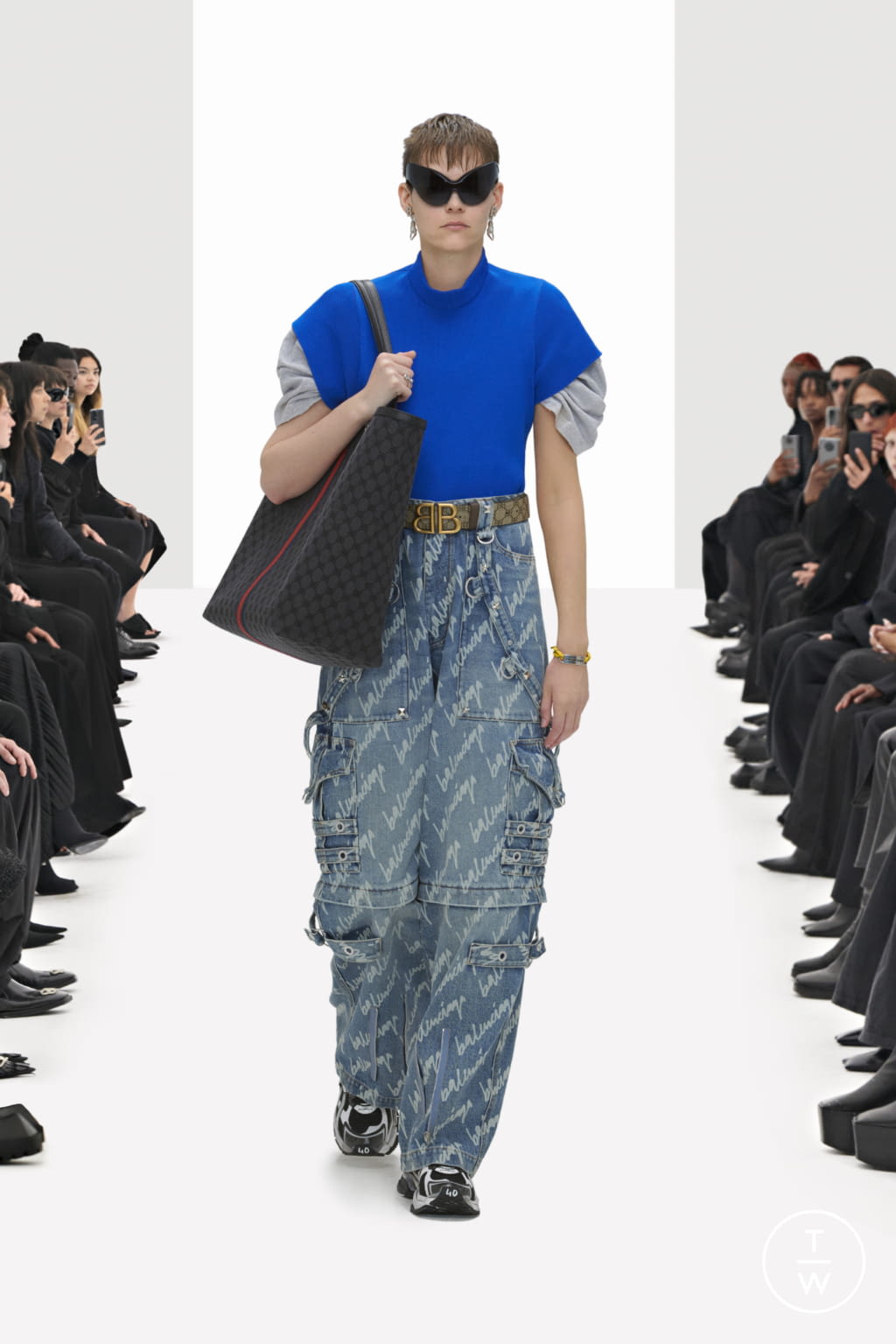 Fashion Week Paris Resort 2022 look 25 de la collection Balenciaga womenswear