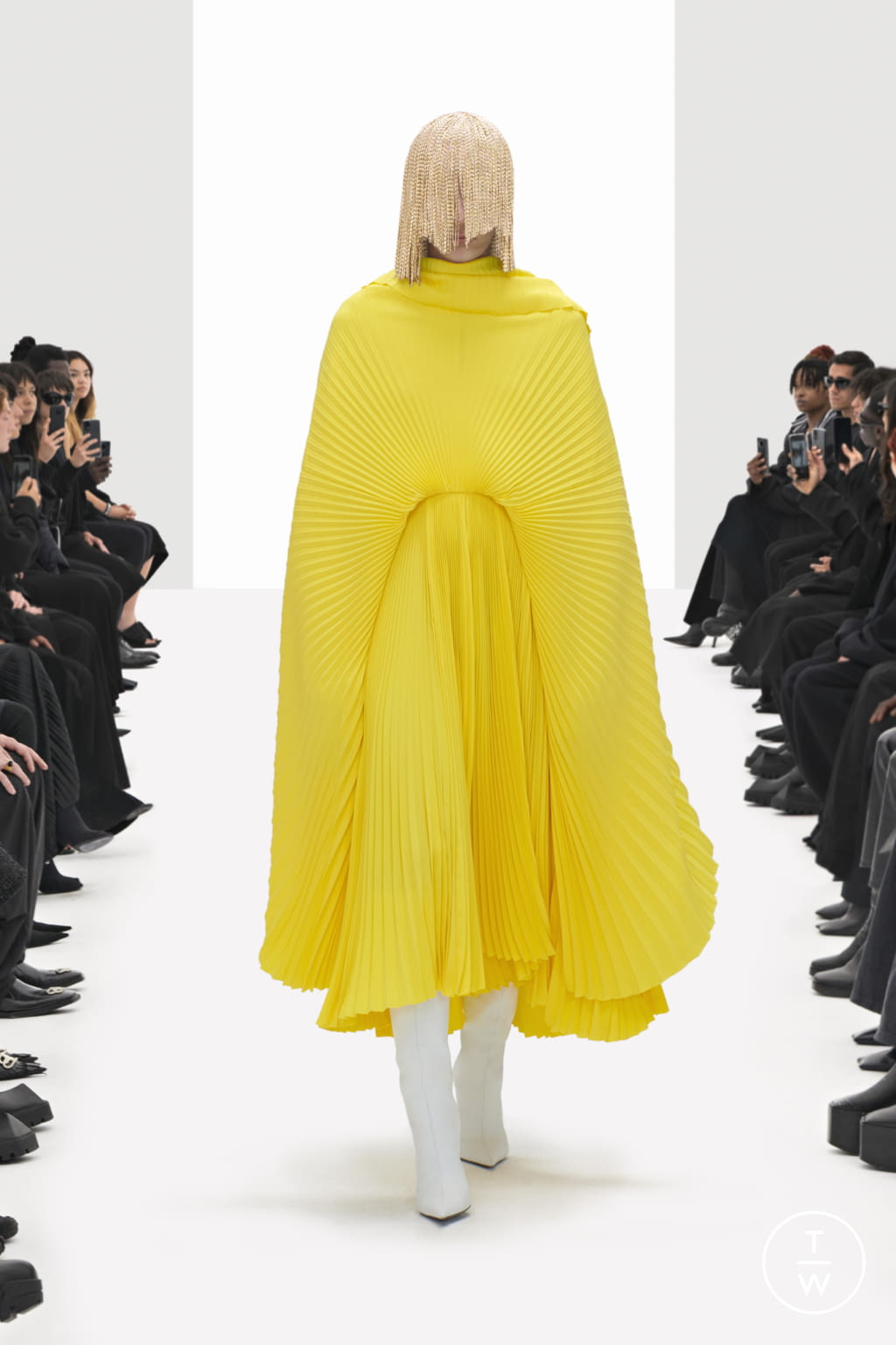 Fashion Week Paris Resort 2022 look 3 de la collection Balenciaga womenswear