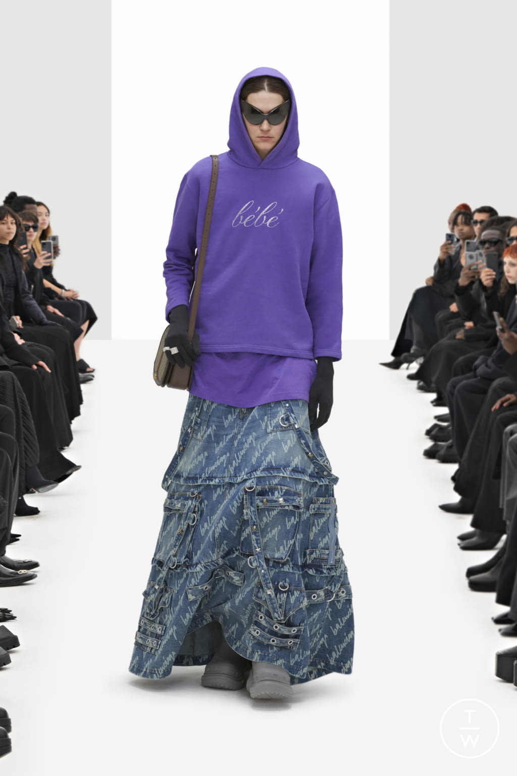 Fashion Week Paris Resort 2022 look 30 de la collection Balenciaga womenswear