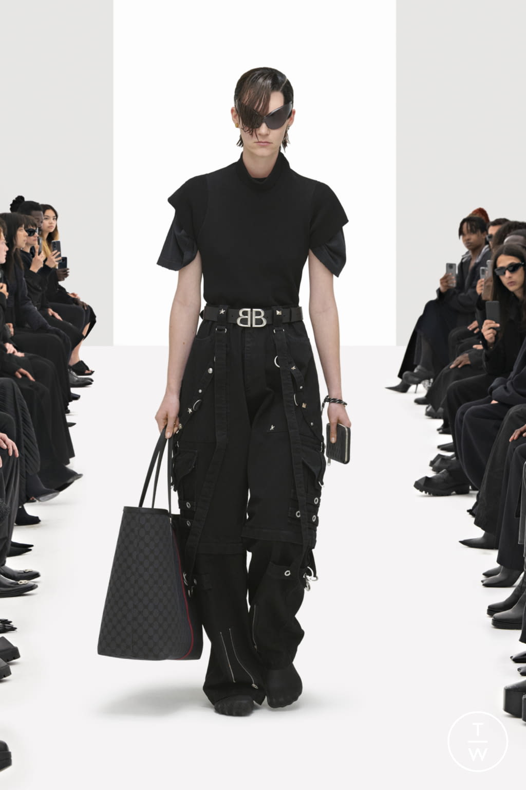 Fashion Week Paris Resort 2022 look 31 from the Balenciaga collection womenswear
