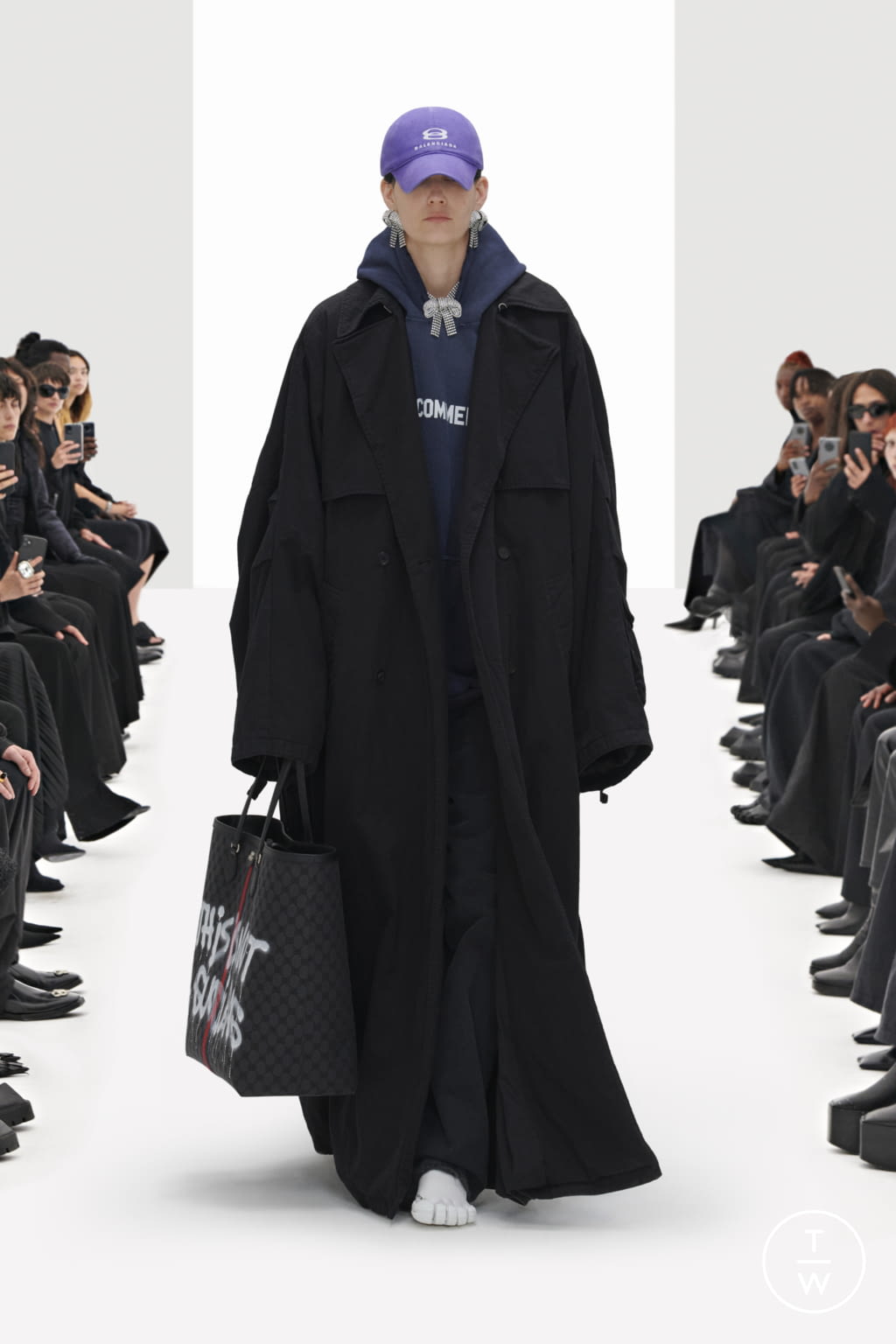Fashion Week Paris Resort 2022 look 33 from the Balenciaga collection womenswear
