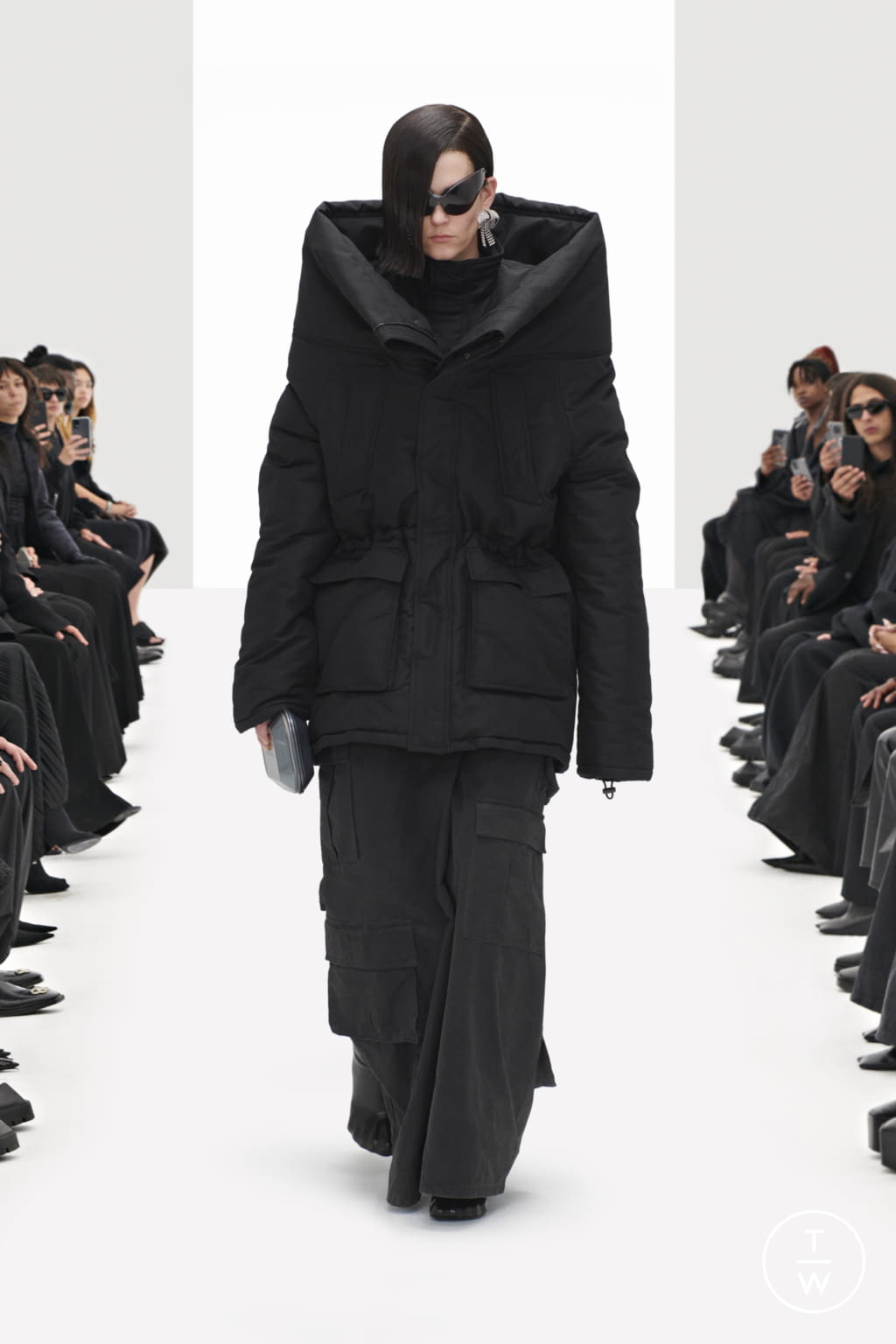 Fashion Week Paris Resort 2022 look 39 from the Balenciaga collection womenswear