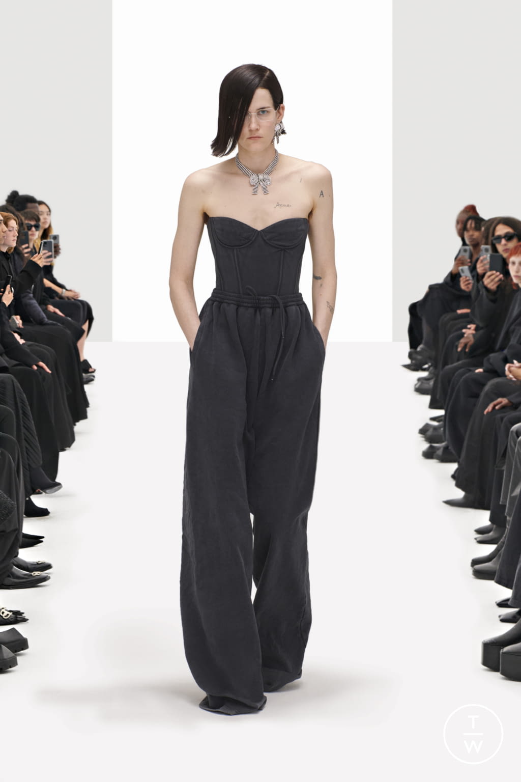 Fashion Week Paris Resort 2022 look 41 from the Balenciaga collection womenswear