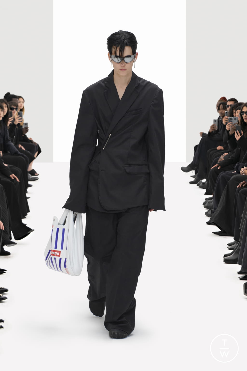 Fashion Week Paris Resort 2022 look 6 from the Balenciaga collection womenswear
