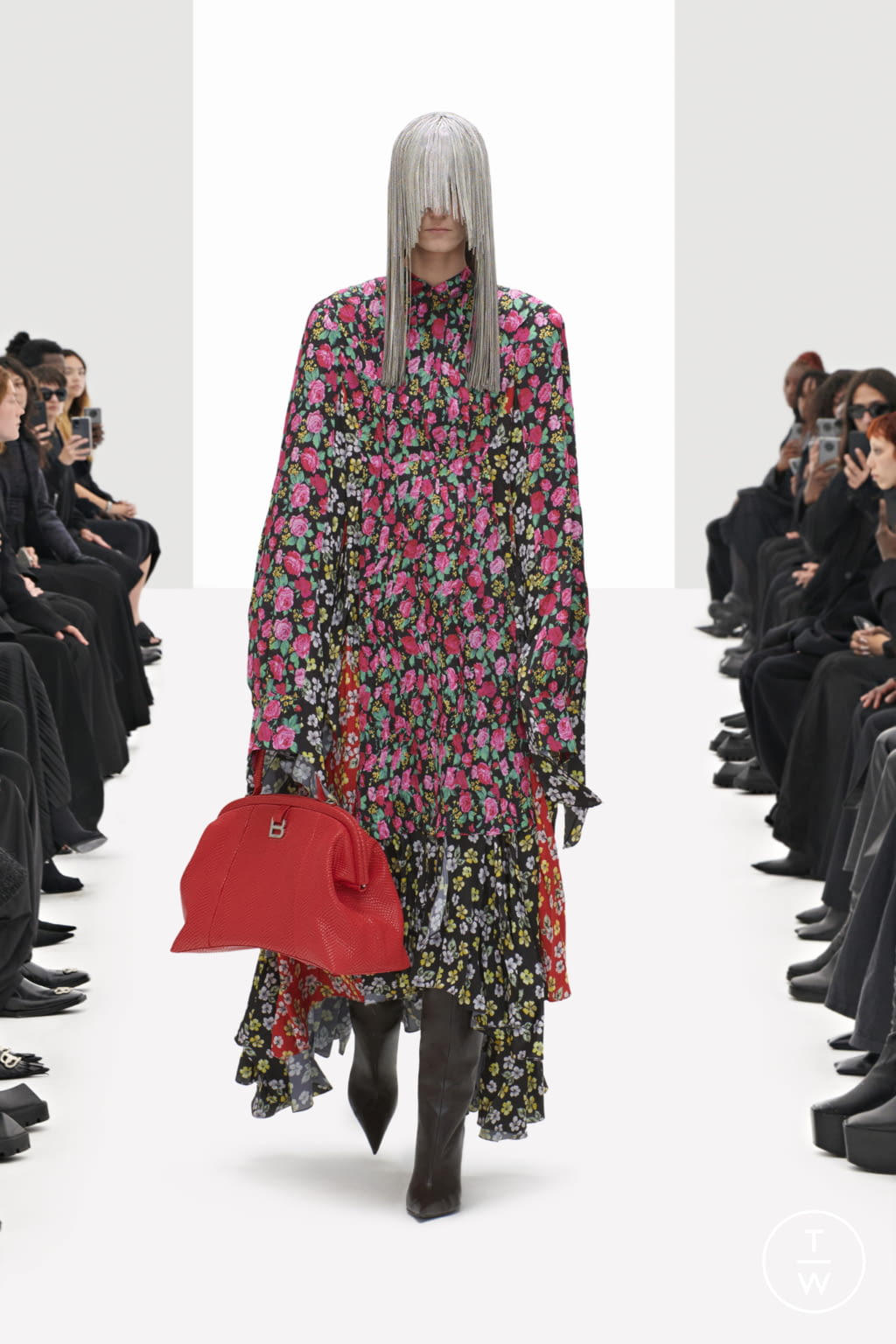Fashion Week Paris Resort 2022 look 7 from the Balenciaga collection womenswear