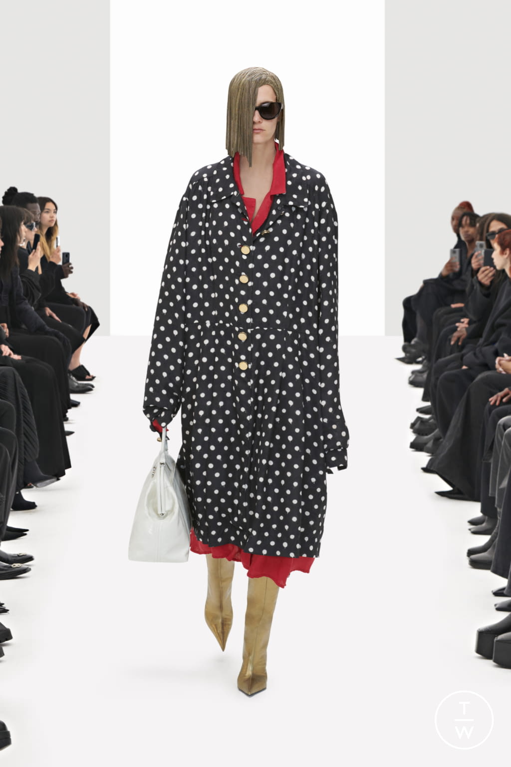 Fashion Week Paris Resort 2022 look 9 de la collection Balenciaga womenswear