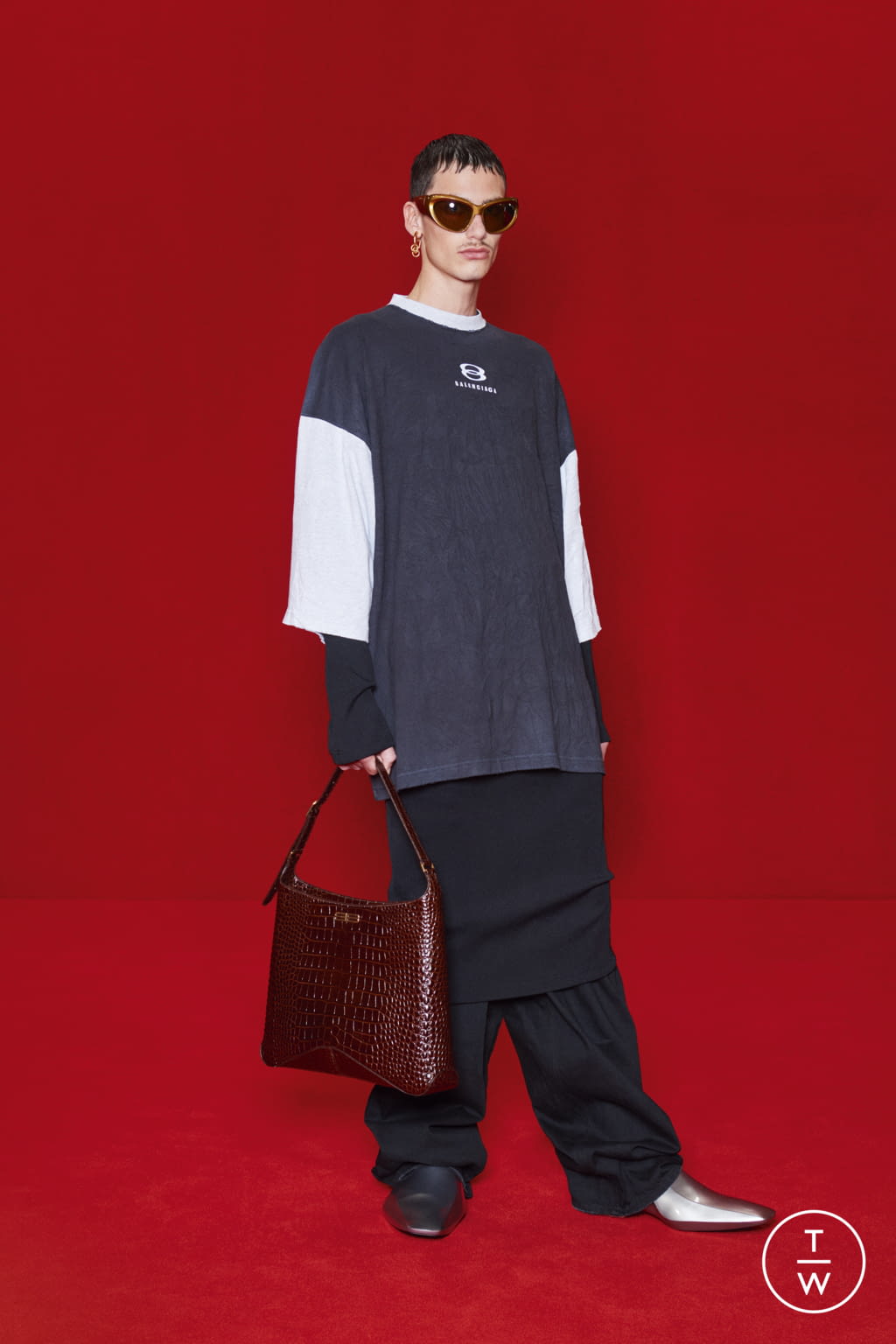 Fashion buyer Jonathan Lee wears a Loewe bag, Balenciaga shorts, News  Photo - Getty Images