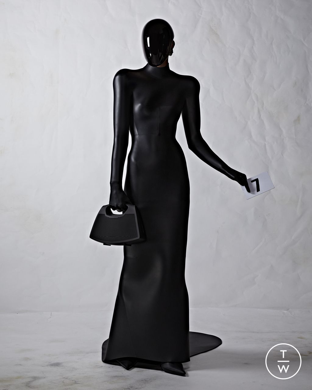 Fashion Week Paris Fall/Winter 2022 look 7 de la collection Balenciaga couture