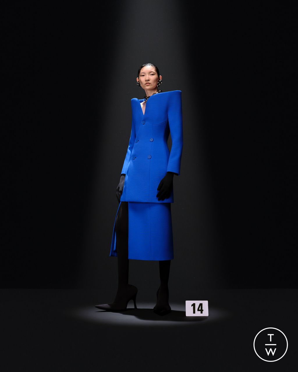 Fashion Week Paris Fall/Winter 2023 look 14 from the Balenciaga collection couture