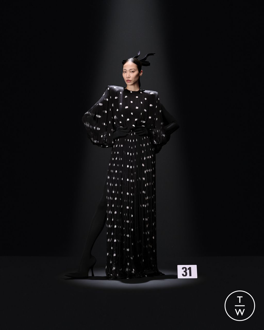 Fashion Week Paris Fall/Winter 2023 look 31 from the Balenciaga collection couture