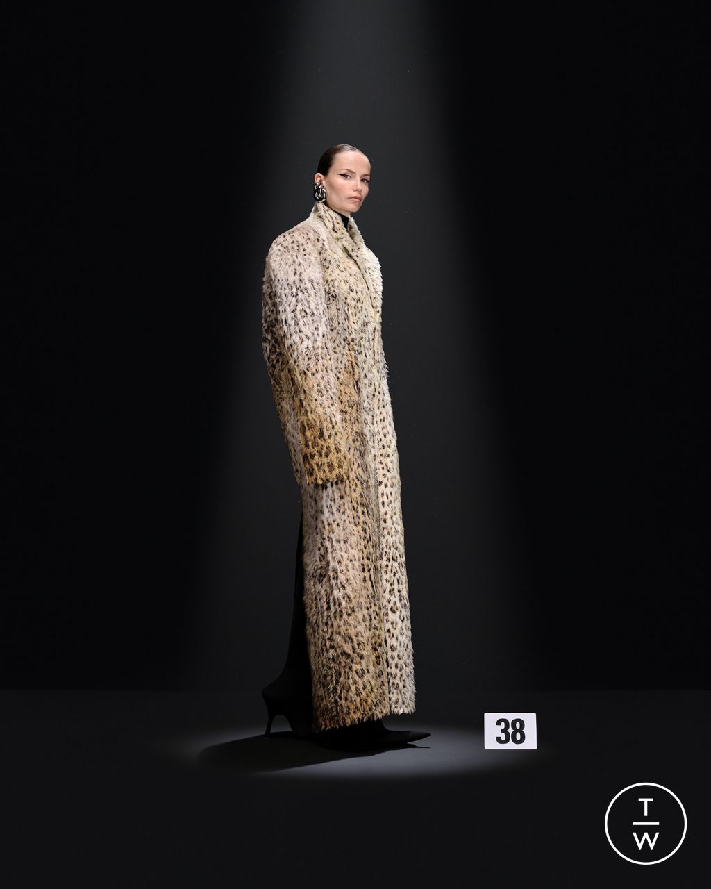 Fashion Week Paris Fall/Winter 2023 look 38 from the Balenciaga collection couture