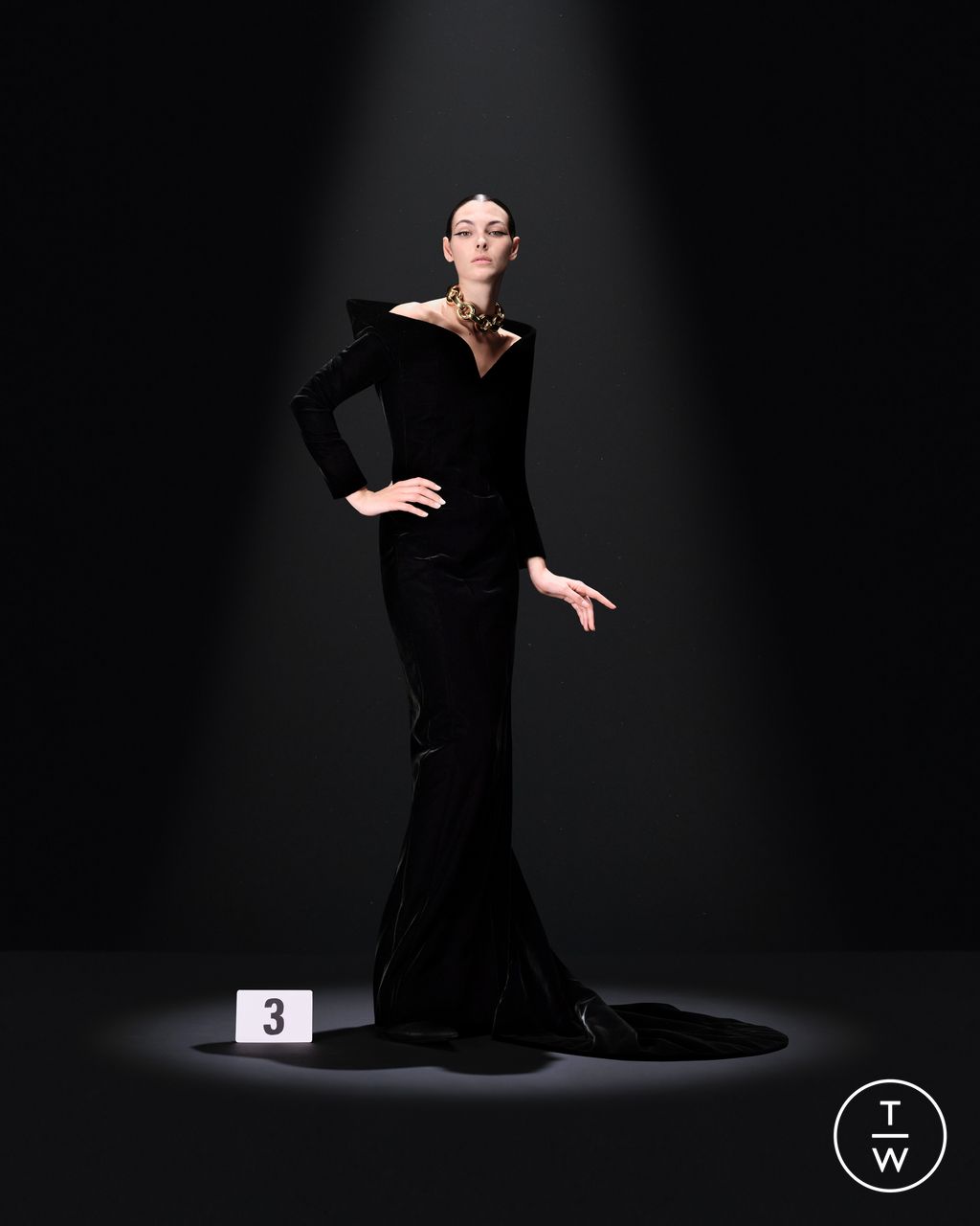 Fashion Week Paris Fall/Winter 2023 look 3 de la collection Balenciaga couture