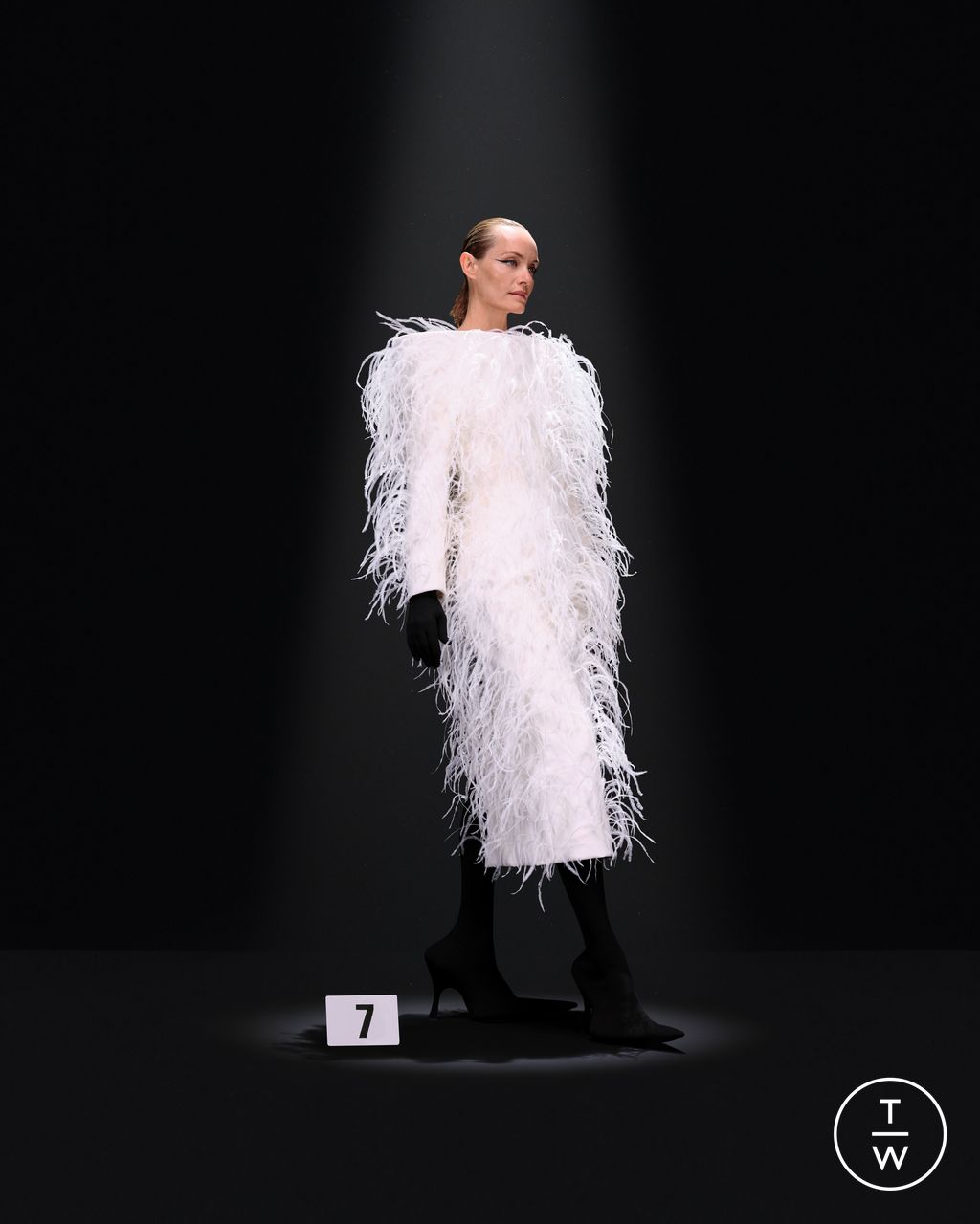 Fashion Week Paris Fall/Winter 2023 look 7 de la collection Balenciaga couture