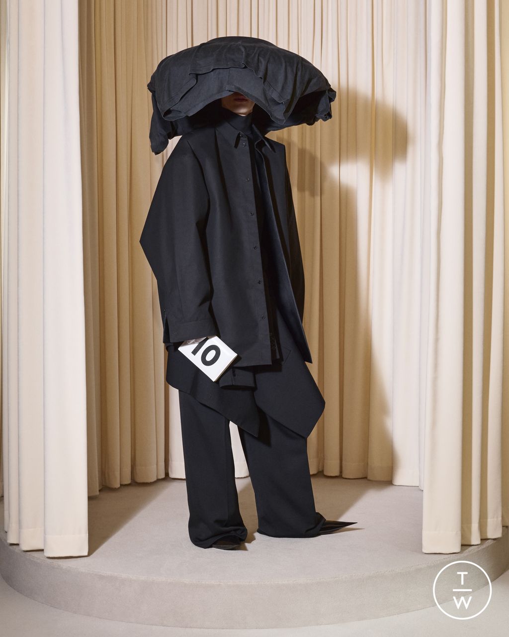 Fashion Week Paris Fall/Winter 2024 look 10 from the Balenciaga collection couture
