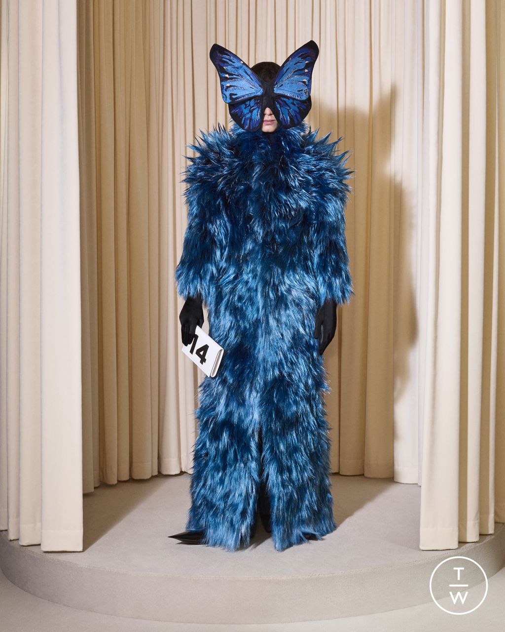 Fashion Week Paris Fall/Winter 2024 look 14 from the Balenciaga collection couture
