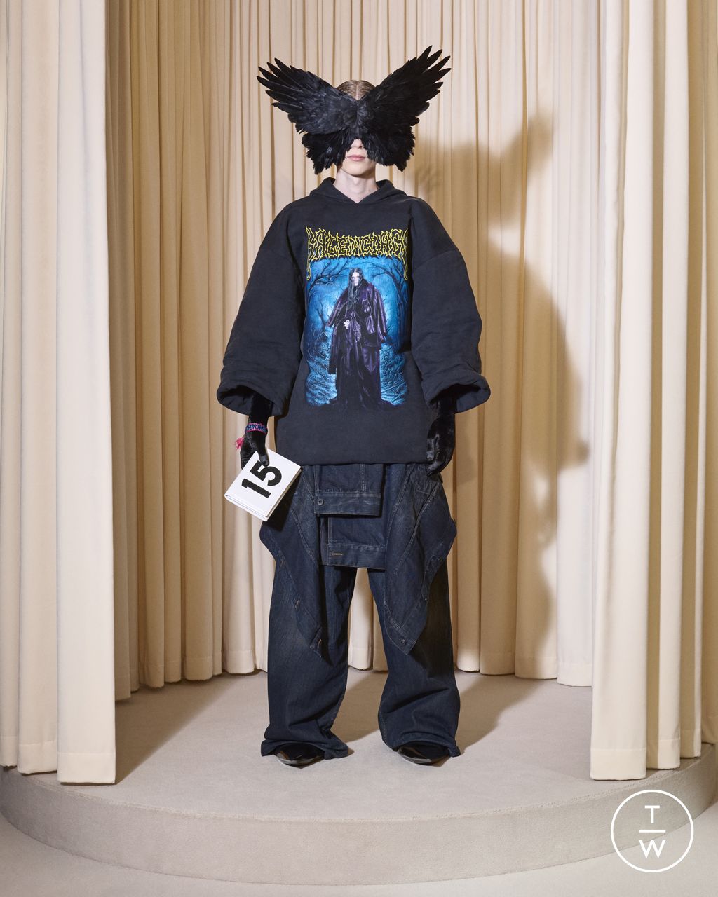 Fashion Week Paris Fall/Winter 2024 look 15 from the Balenciaga collection couture