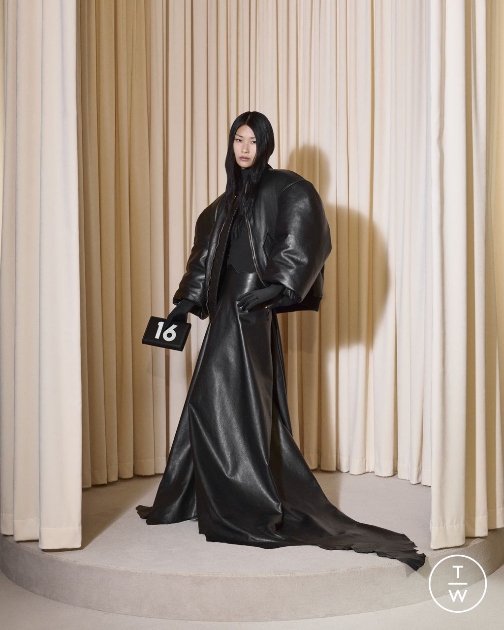 Fashion Week Paris Fall/Winter 2024 look 16 from the Balenciaga collection couture