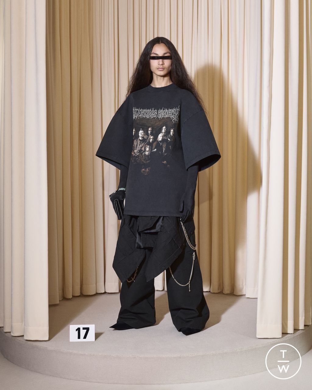 Fashion Week Paris Fall/Winter 2024 look 17 from the Balenciaga collection couture