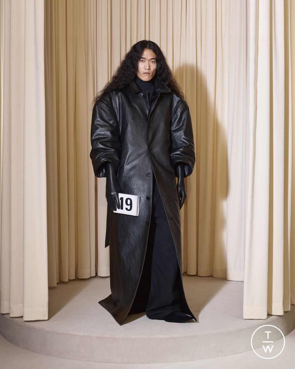 Fashion Week Paris Fall/Winter 2024 look 19 from the Balenciaga collection 高级定制