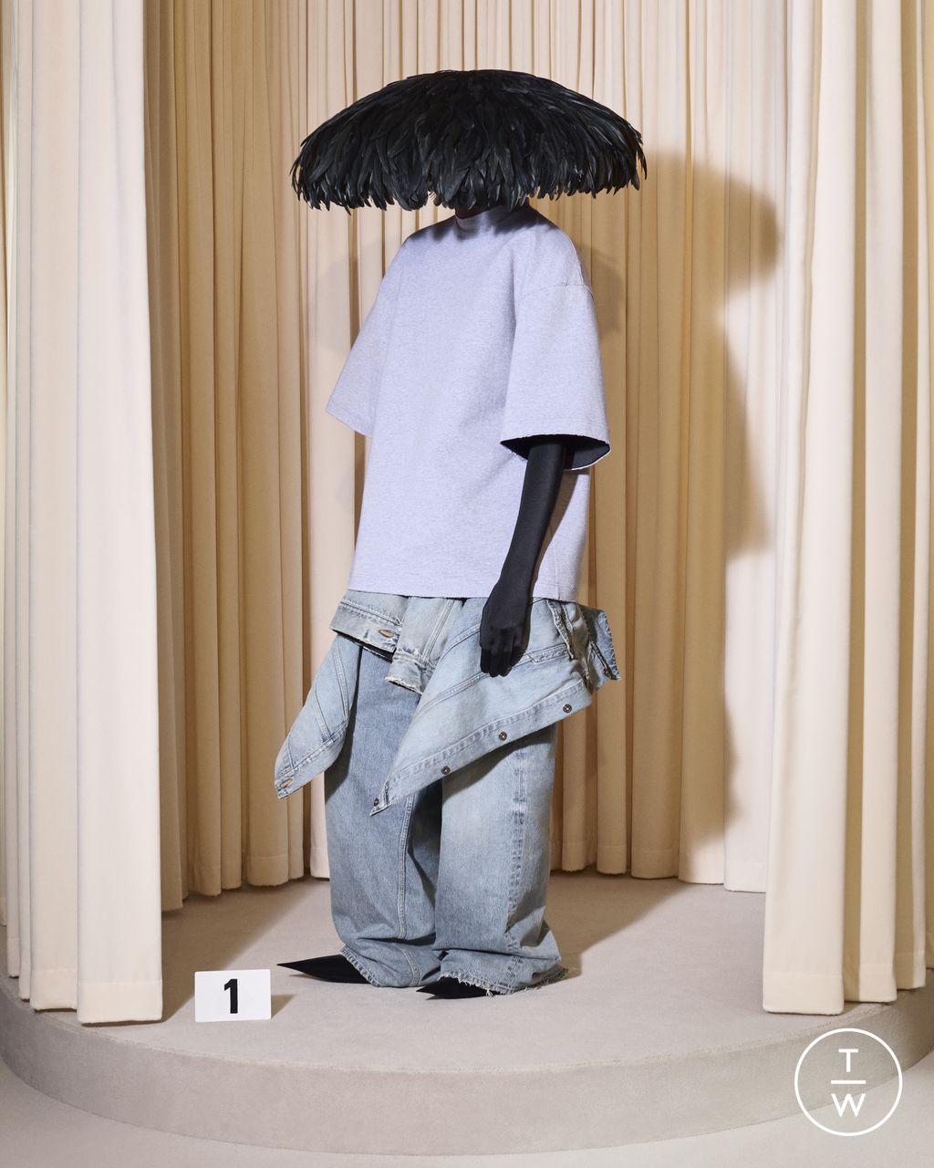 Fashion Week Paris Fall/Winter 2024 look 1 from the Balenciaga collection couture