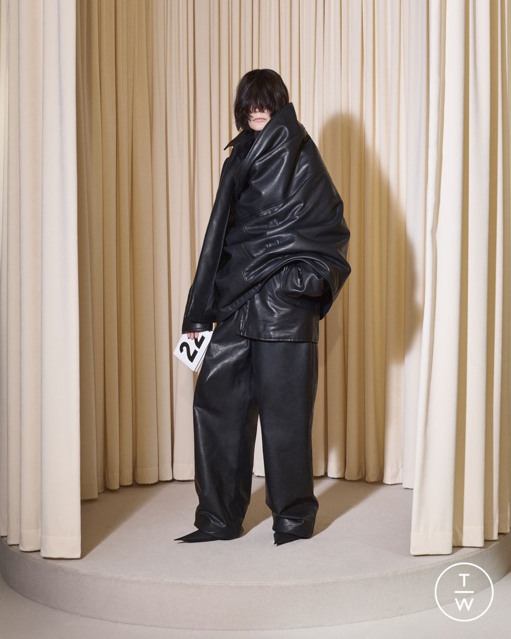 Fashion Week Paris Fall/Winter 2024 look 22 from the Balenciaga collection couture