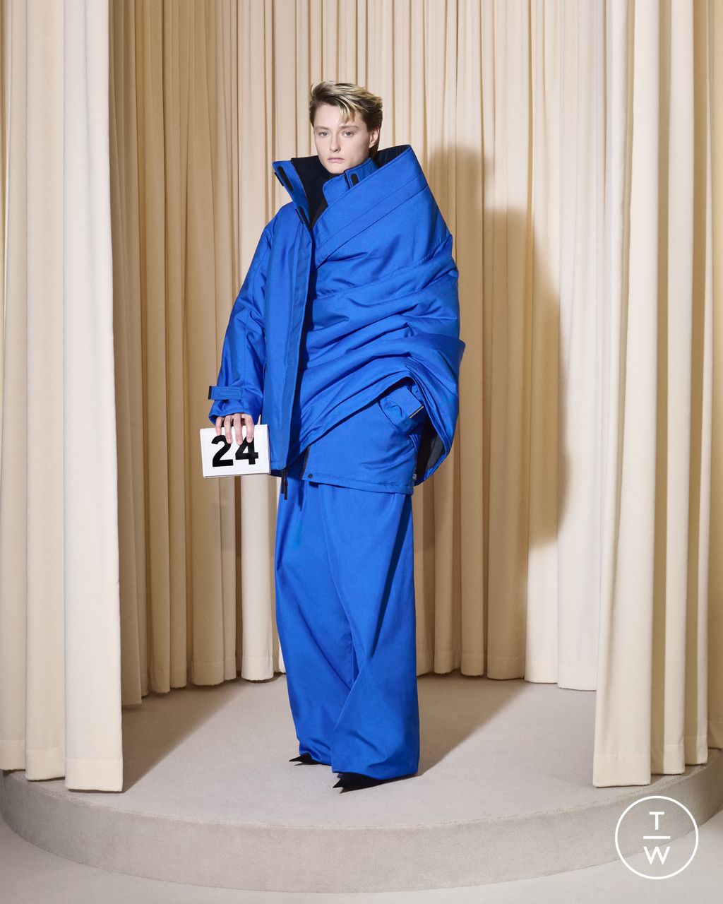 Fashion Week Paris Fall/Winter 2024 look 24 from the Balenciaga collection couture