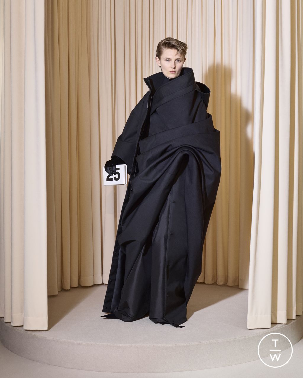 Fashion Week Paris Fall/Winter 2024 look 25 from the Balenciaga collection couture