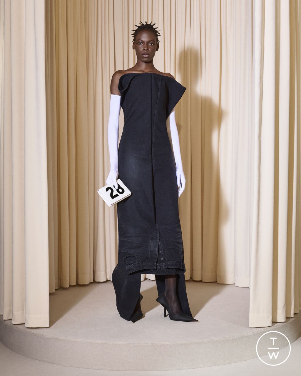 Fashion Week Paris Fall/Winter 2024 look 28 from the Balenciaga collection couture