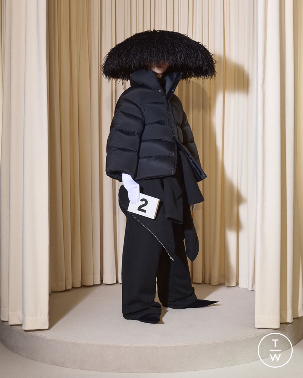 Fashion Week Paris Fall/Winter 2024 look 2 from the Balenciaga collection couture