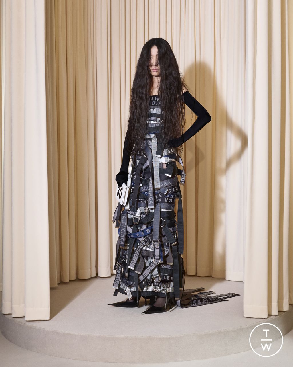Fashion Week Paris Fall/Winter 2024 look 30 from the Balenciaga collection couture