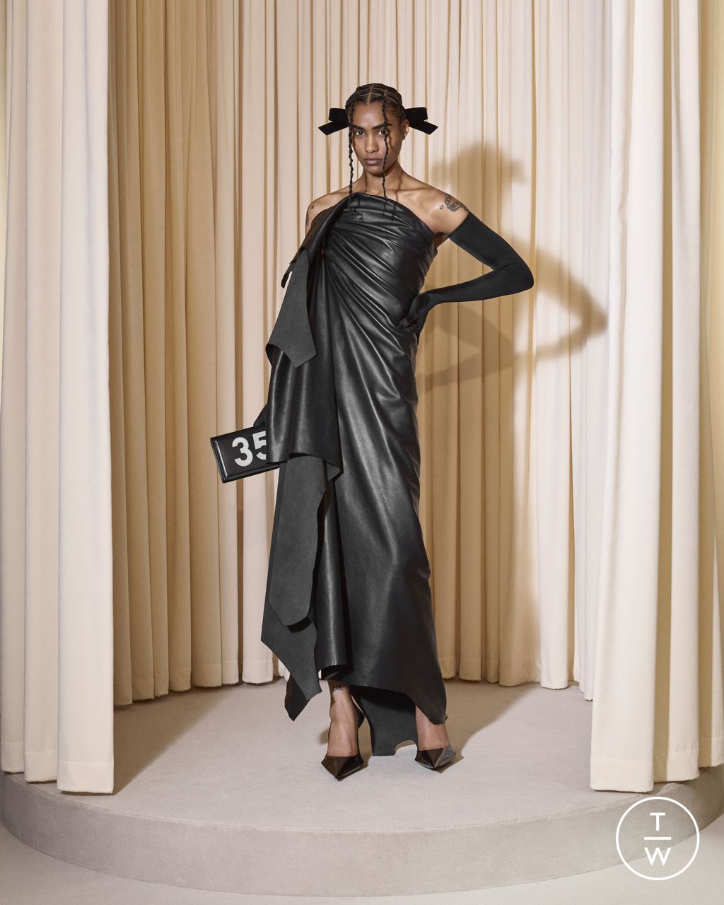 Fashion Week Paris Fall/Winter 2024 look 35 from the Balenciaga collection couture