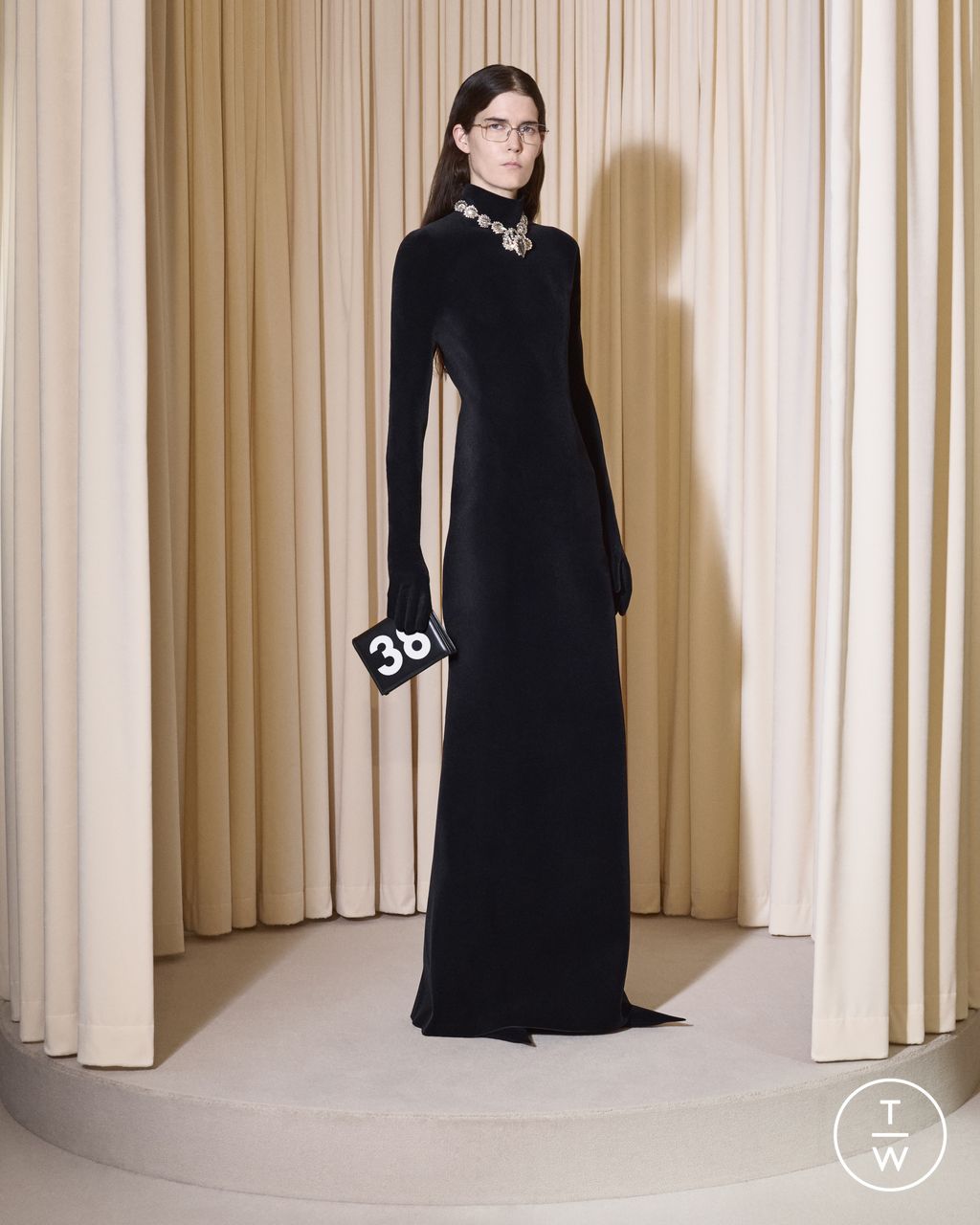 Fashion Week Paris Fall/Winter 2024 look 38 from the Balenciaga collection couture