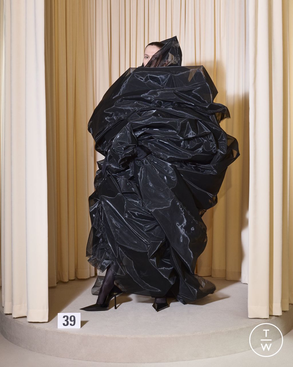 Fashion Week Paris Fall/Winter 2024 look 39 from the Balenciaga collection couture