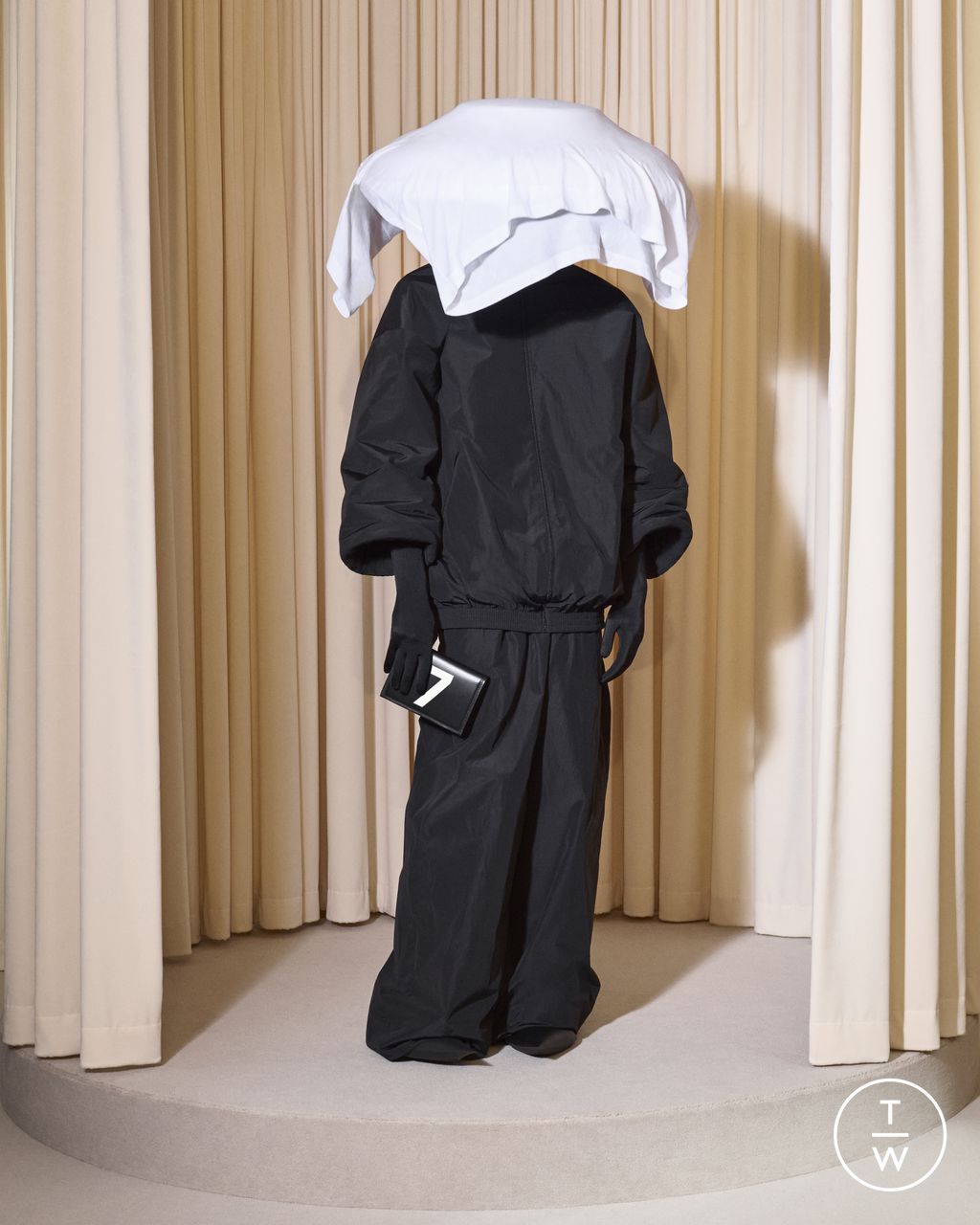 Fashion Week Paris Fall/Winter 2024 look 7 from the Balenciaga collection couture