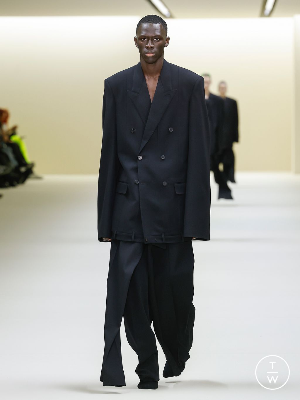 Fashion Week Paris Fall/Winter 2023 look 2 de la collection Balenciaga womenswear
