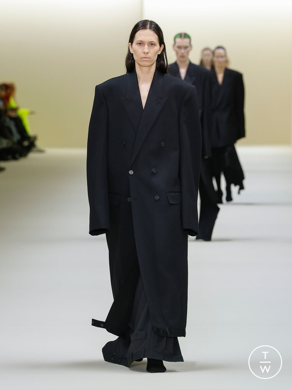 Fashion Week Paris Fall/Winter 2023 look 3 from the Balenciaga collection 女装