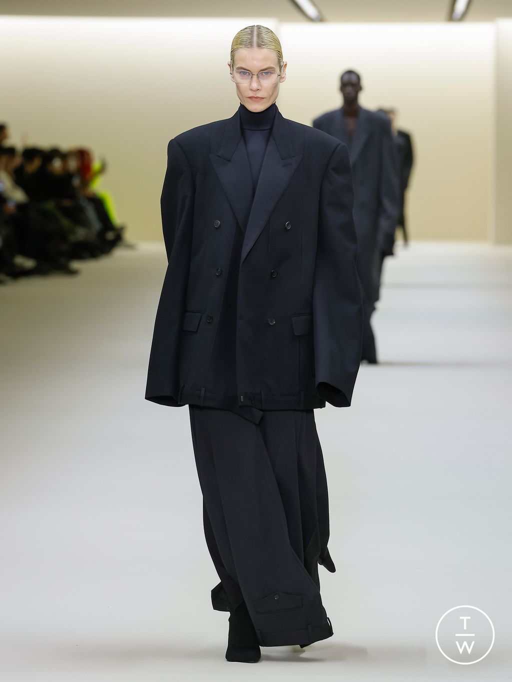 Fashion Week Paris Fall/Winter 2023 look 7 de la collection Balenciaga womenswear