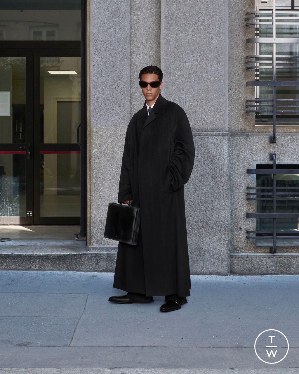 Fashion Week Paris Fall/Winter 2025 look 21 from the Balenciaga collection couture