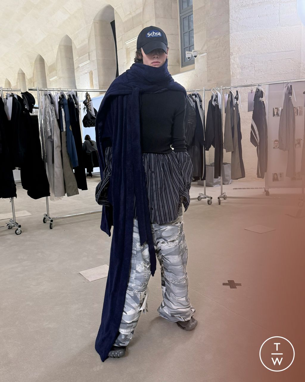 Fashion Week Paris Pre-Fall 2025 look 14 de la collection Balenciaga womenswear