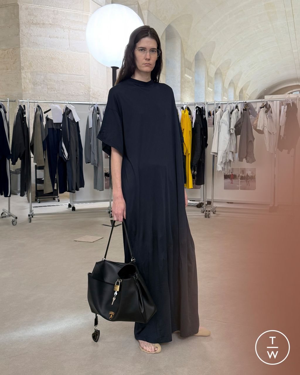 Fashion Week Paris Pre-Fall 2025 look 1 de la collection Balenciaga womenswear
