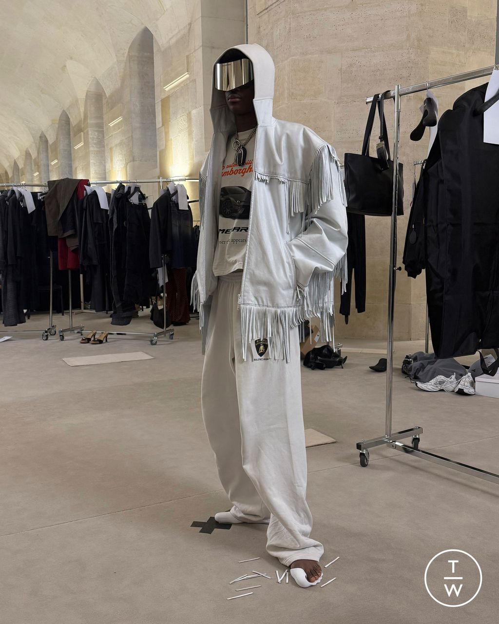 Fashion Week Paris Pre-Fall 2025 look 32 de la collection Balenciaga womenswear