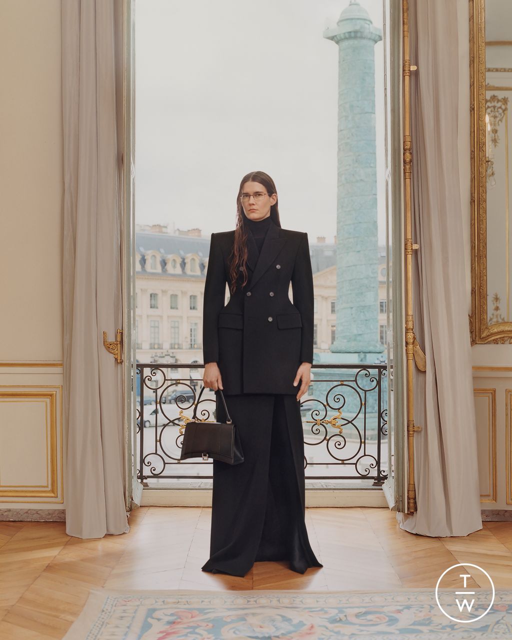 Fashion Week Paris Resort 2024 look 1 de la collection Balenciaga womenswear