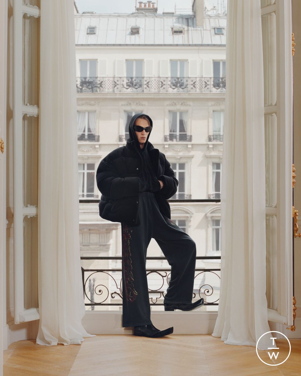 Fashion Week Paris Resort 2024 look 25 de la collection Balenciaga womenswear