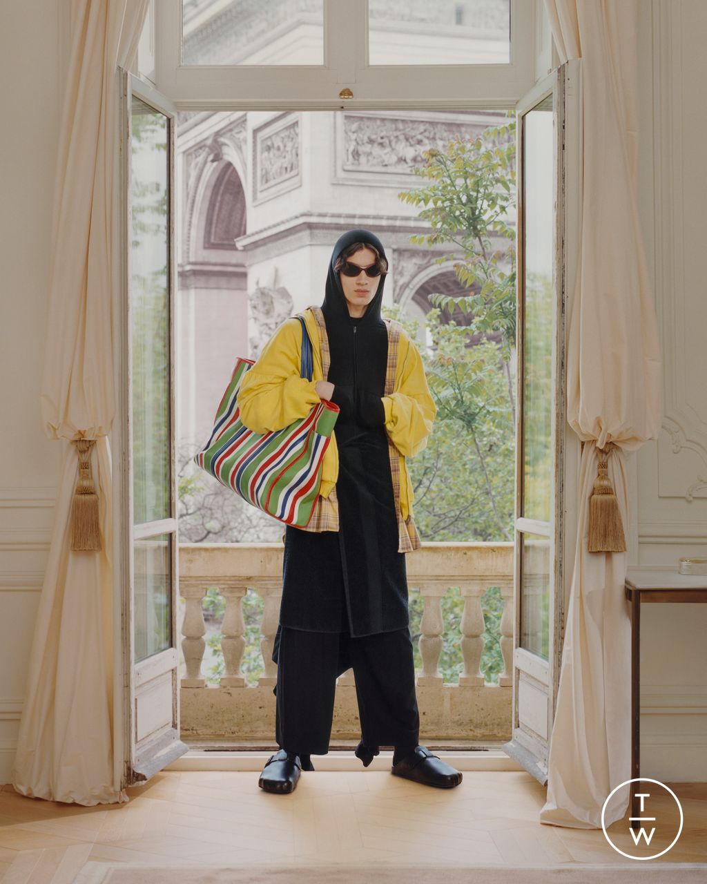 Fashion Week Paris Resort 2024 look 28 de la collection Balenciaga womenswear